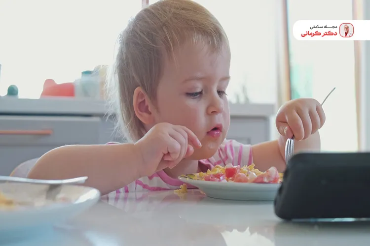 برای جلوگیری از پرخوری زمان غذا خوردن موبایل را از مقابل کودک دور کنید.