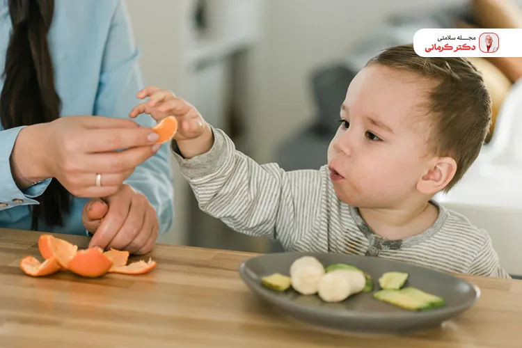 برای درمان پرخوری کودک به جای کیک و کلوچه او را به خوردن میوه عادت دهید.