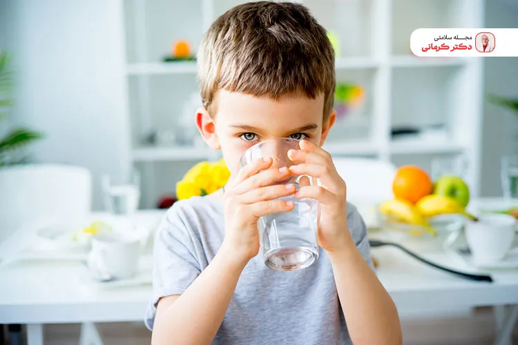نوشیدن به اندازه آب مانع پرخوری کودک میشود.