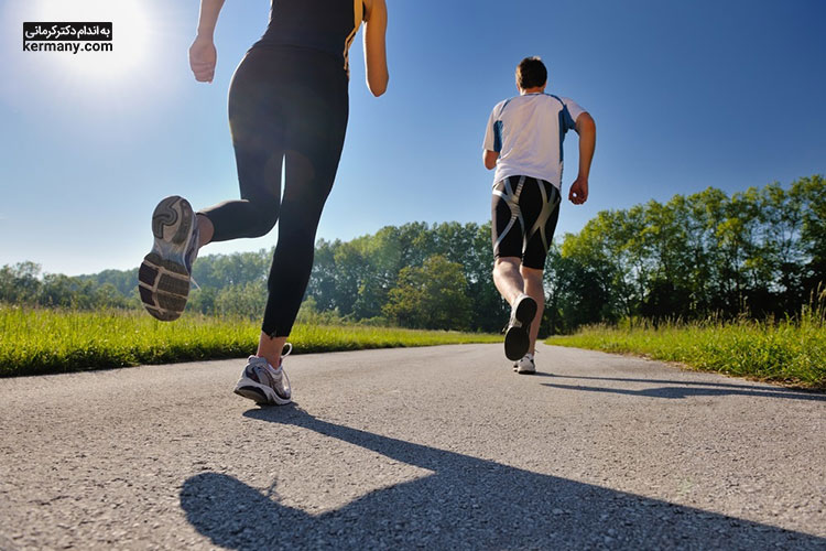 پیاده‌روی و دویدن دو گزینه عالی از حرکات هوازی برای چربی سوزی و لاغری هستند.
