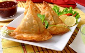 طرز تهیه سمبوسه بسیار راحت و سریع است به ویژه اگر در فر پخته شود.