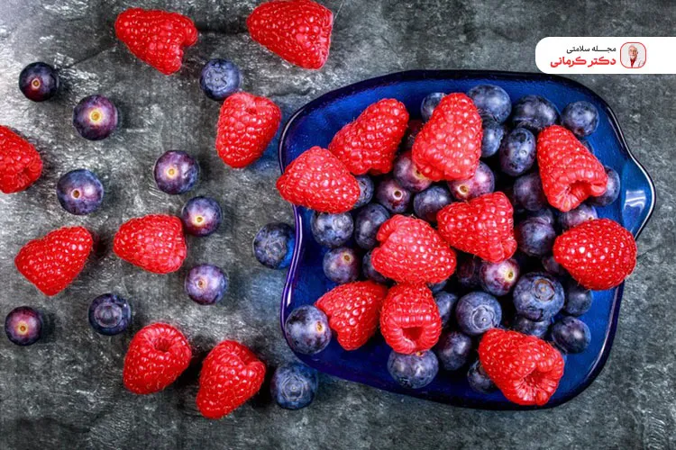 میوه‌های ضد التهاب مانند توت‌ها برای درمان کولیت روده توصیه می‌شود.