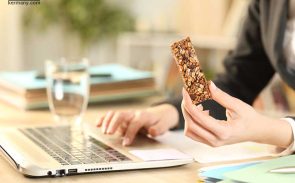 در رژیم دیابتی ها نیازی به حذف تمام شیرینی‌جات نیست و زیر نظر پزشک می‌توان برخی از مواد شیرین را مصرف کرد.