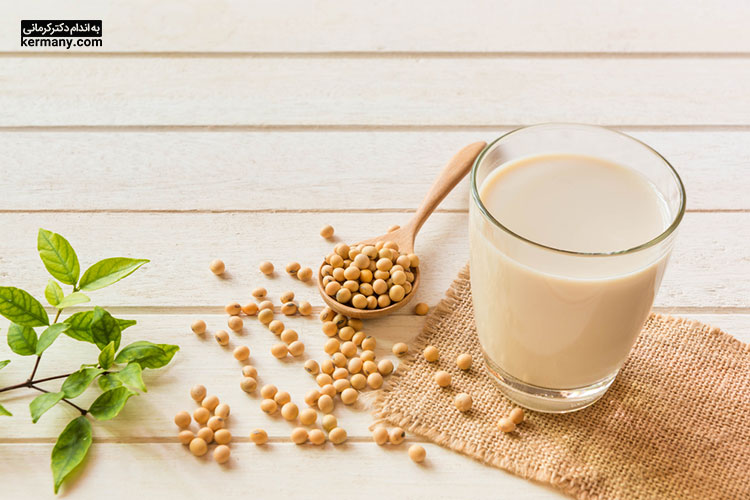 شیر سویا از دانه‌های سویا به دست می‌آید و به عنوان پروتئین گیاهی، یک منبع غنی و بسیار مفید است.