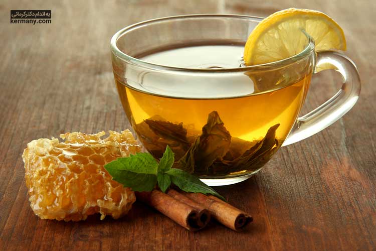 مصرف عسل به همراه چای سبز، طبع سرد آن را متعادل می‌کند.