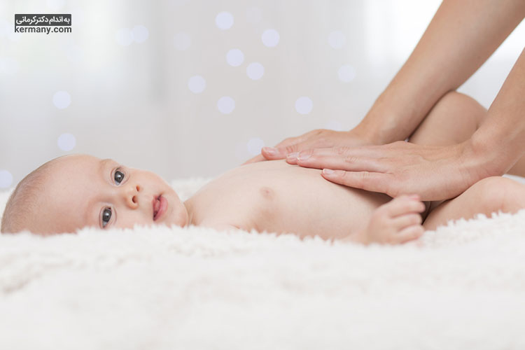 فشار ملایم روی شکم نوزاد می‌تواند به کاهش گاز کمک کند