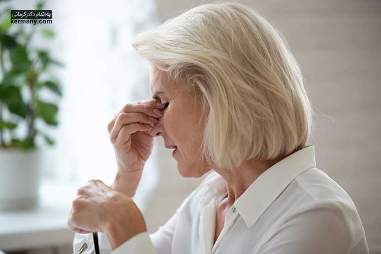 از علائم بالا بودن هورمون پرولاکتین در زنان، سردردهای غیر قابل توضیح و اختلال بینایی است.