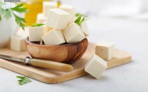 توفو یک غذای بدون کلسترول و کم‌کالری با پروتئین بالا است که منبع خوبی از کلسیم و منگنز برای تقویت استخوان به شمار می‌رود.