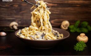 استفاده از ماست یونانی به جای خامه در طرز تهیه فوتوچینی رژیمی با مرغ باعث می‌شود این غذای دلچسب، سبک‌تر و سالم‌تر تهیه شود.