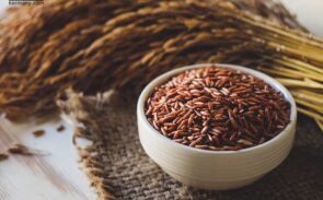 ارزش تغذیه‌ای برنج قهوه‌ای به لحاظ موادمغذی، کمی بیشتر از برنج سفید است.