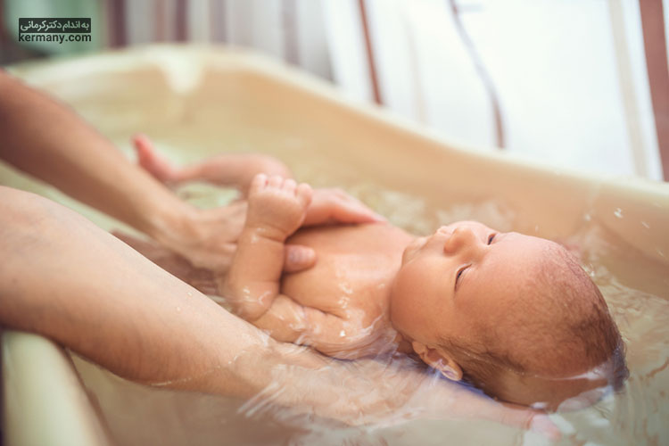 حمام آب گرم نوزاد می‌تواند عضلات شکم او را شل کرده و به او کمک کند تا راحت‌تر دفع کند.