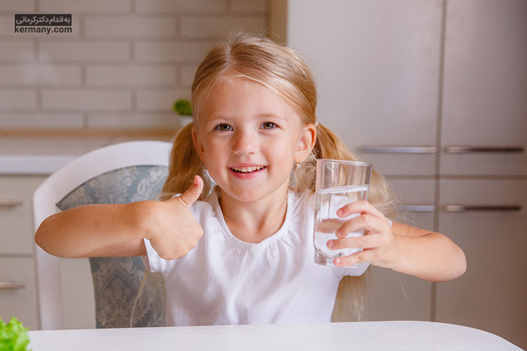 برای پیشگیری از یبوست در کودکان، از کودک خود بخواهید مایعات بیشتری بنوشد، به‌خصوص آب.