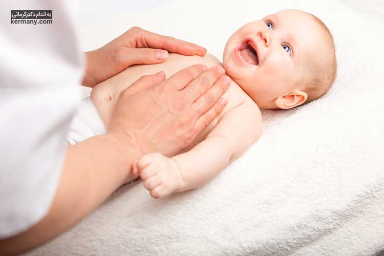 ماساژ نوزاد یکی از روش‌هایی است که می‌تواند به درمان یبوست در آن‌ها کمک کند.