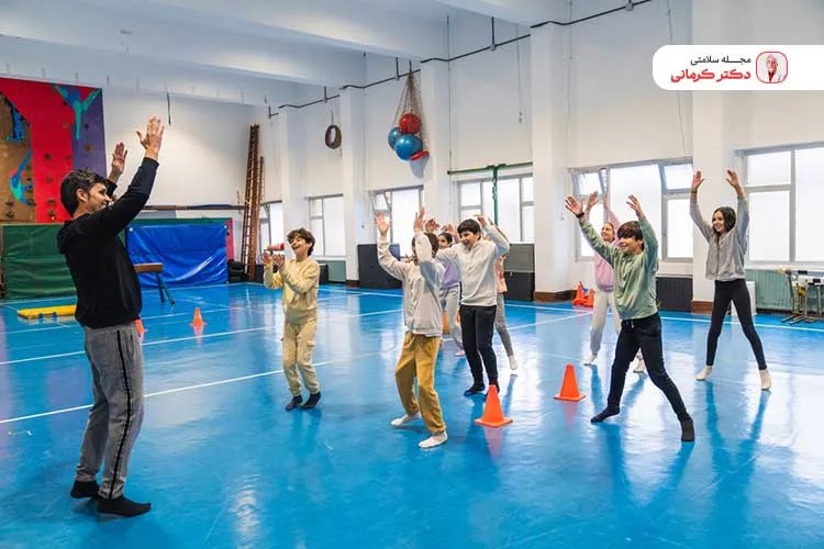 حرکت star jumps یکی از حرکات ورزشی مناسب کودکان در فضای بسته است.