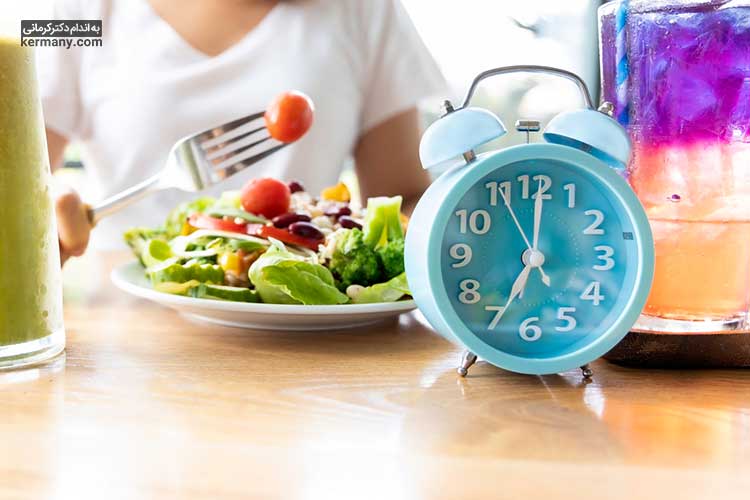 روزه گرفتن کامل به‌مدت 1 یا 2 روز در هفته، که به عنوان رژیم غذایی «خوردن – توقف – خوردن» نیز شناخته می‌شود