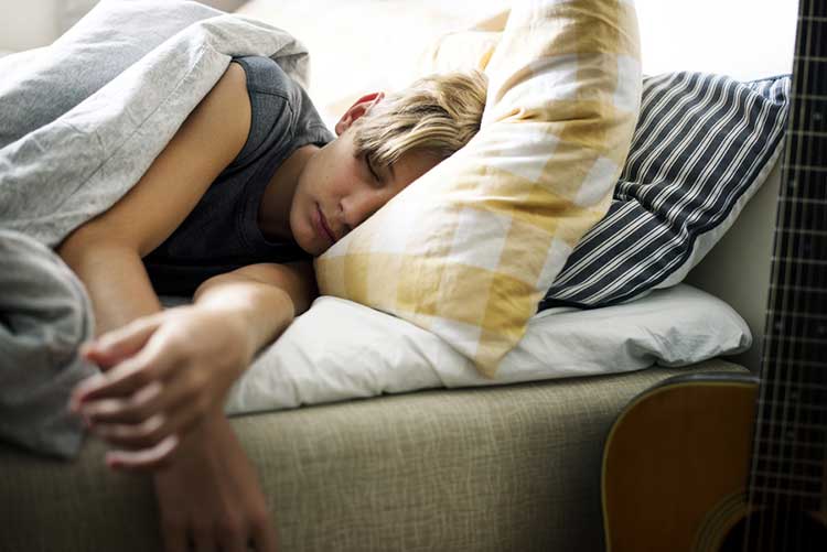 گاهی کم‌خوابی در درازمدت روی قد افراد، به‌ویژه در دوران نوجوانی تاثیر منفی می‌گذارد