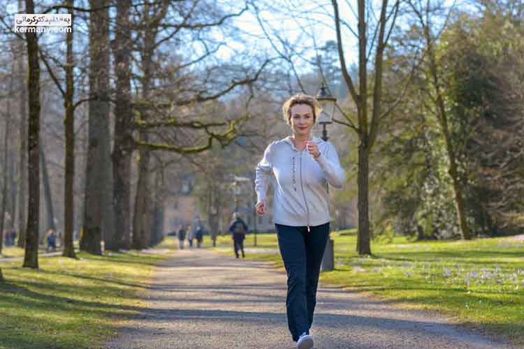 پیاده‌روی سریع و ورزش‌های پرتحرک، برای درمان یبوست مناسب است.