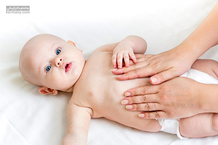 ماساژ شکم یکی از راه‌های درمان نفخ نوزاد است که باید به آرامی انجام شود.