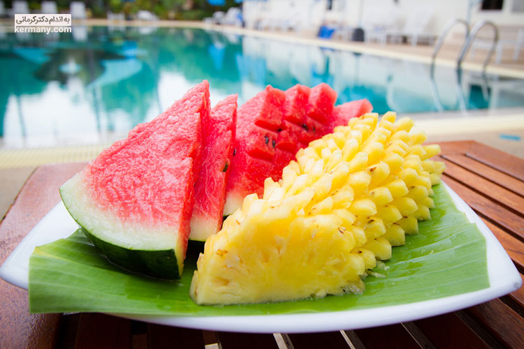 مصرف هندوانه و آناناس از مواد غذایی موثر در درمان گرمازدگی است.