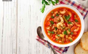 سوپ مرغ ایتالیایی با مقدار زیادی سبزیجات، پروتئین و ادویه‌جات خوش‌طعم، یک وعده غذایی کامل و فوق‌العاده سیر‌کننده برای شب شماست.