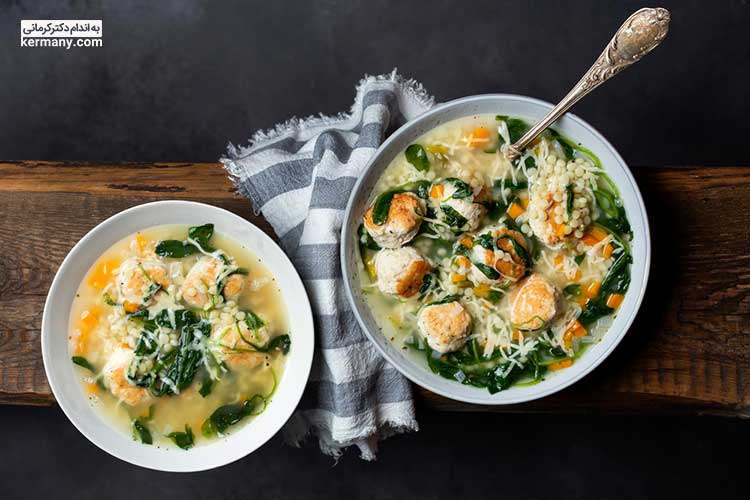 سوپ مرغ ایتالیایی ساده و خوشمزه است و برای یک وعده غذایی سریع در شب مناسب می‌باشد.