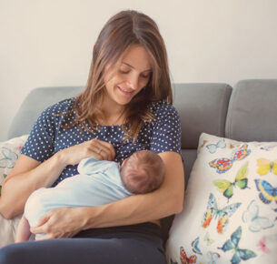 شیر مادر و چاقی نوزادان؛ شیر مادر از بروز چاقی در کودکان جلوگیری می‌کند!