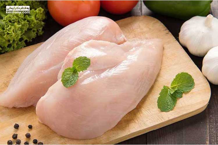 از منابع پروتئین کم چرب برای رژیم غذایی سنگ کیسه صفرا، سینه مرغ است.