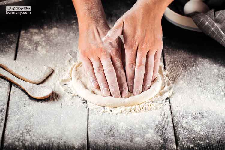 خمیر پیتزا با چند مواد اولیه شروع می شود که به راحتی می‌توانید تهیه کنید