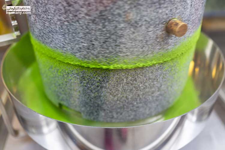 آسیاب سنگی گزینه مناسبی برای پودر کردن برگ سبز چای ماچا است.
