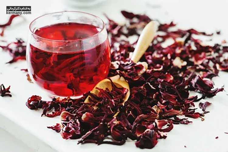 برای تهیه چای ترش، کافی است گل‌های خشک‌شده هیبیسکوس را به قوری اضافه کنید.