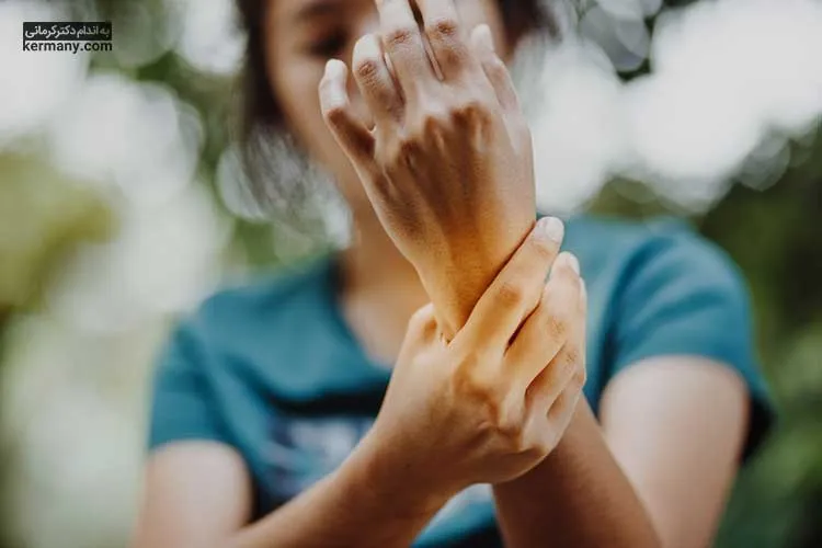 arthritis 15 آرتریت روماتوئید یا RA یک بیماری خودایمنی سیستمیک است که می‌تواند اندام‌هایی مانند چشم، ریه، قلب و همچنین مفاصل سینوویال (حرکتی) را تحت تاثیر قرار دهد. بیشترین آسیب، مفاصل کوچک دست و پا است، اما می‌تواند مفاصل زانو، لگن و شانه را نیز درگیر کند. بسیاری از افراد این بیماری را با آرتروز اشتباه می گیرند، در حالیکه این دو بیماری با هم تفاوت هایی دارند.