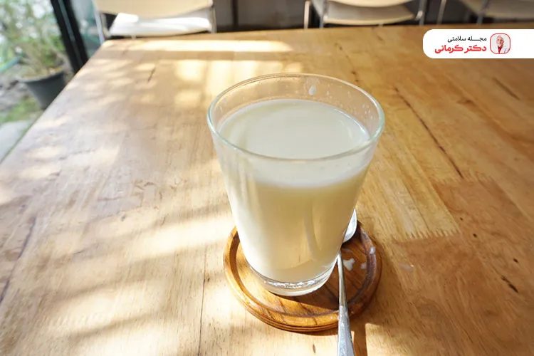 نوشیدن شیر گرم به ویژه پیش از خواب، با تأمین کلسیم و تسکین سیستم عصبی، نقشی مؤثر در حفظ آرامش و سلامت استخوانها دارد.