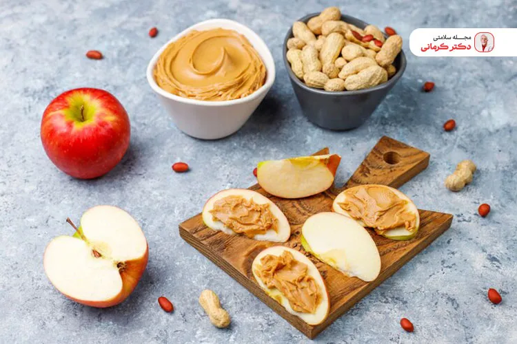 سیب و کره بادام زمینی از میان وعده‌های سالم شب قبل امتحان است.