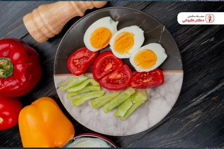 تخم مرغ آب پز یکی از بهترین غذاهای در وعده صبحانه روز امتحان است.