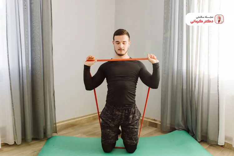 حرکت پیلاتس زانو زدن و لگد به اطراف