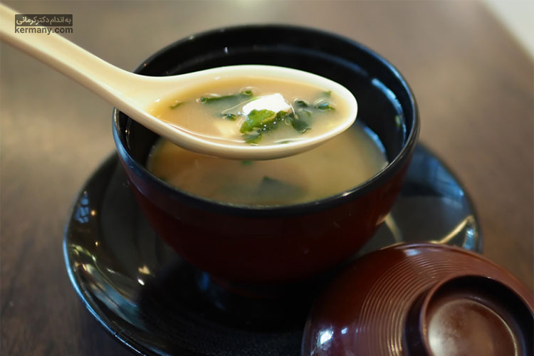 سوپ جلبک یکی از سوپ‌های سالم است که به راحتی در خانه طبخ می‌شود.