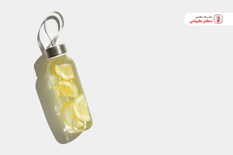 مهمترین و اصلی ترین نوشیدنی برای درمان خشکی پوست آب است.