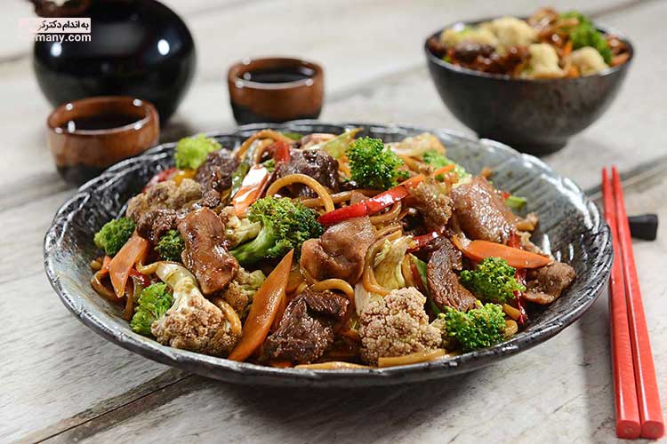 غذای چینی سرشار از سبزیجات و گوشت‌های کم چرب است.