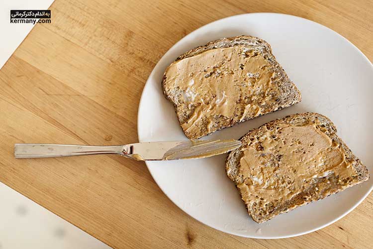 کره بادام زمینی و نان یکی غذاهای طبع گرم برای شروع یک روز پرانرژی است.