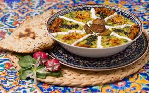 در طرز تهیه کله جوش، کشک و گردو نقش اصلی را دارند.