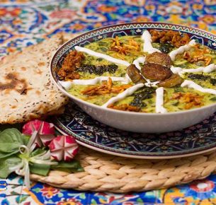 در طرز تهیه کله جوش، کشک و گردو نقش اصلی را دارند.