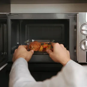 مقاله آشنایی با لیست غذاهایی که نباید دوبار گرم شوند