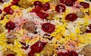 طرز تهیه آلبالو پلو شیرازی با گوشت قرمز چرخ کرده مجلسی‌‌تر خواهد بود.