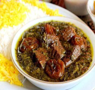 خورش آلو اسفناج را می‌توان علاوه بر گوشت قرمز با گوشت مرغ نیز طبخ کرد.