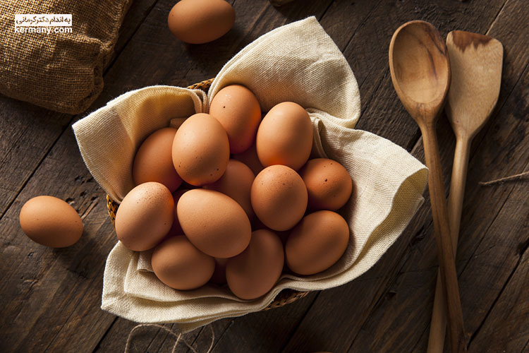 رنگ پوسته‌ی تخم مرغ بیشتر به نژاد مرغ‌های تخم‌گذار و رنگ زرده‌ی تخم مرغ به خوراک مرغ‌ها برمی‌گردد.