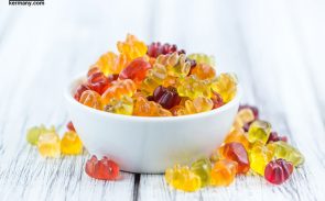 پاستیل خانگی را می‌توانید با پوره میوه و گلوکز مایع و ژلاتین تهیه کنید.