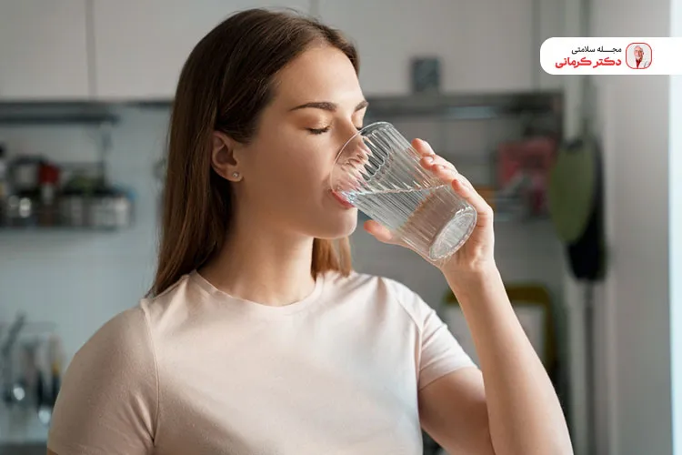 پرخوری عصبی موجب کم آبی و تشنگی فرد می‌شود.