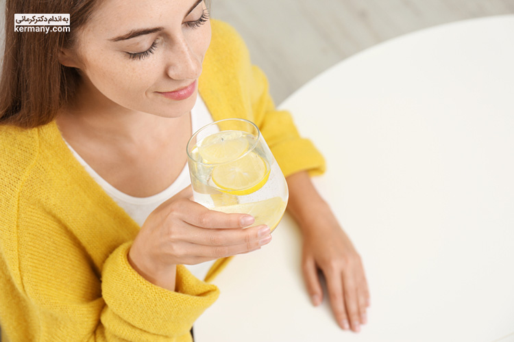 نوشیدن آب لیمو با آب گرم نیز به کاهش درد مفاصل و عضلات کمک می‌کند.