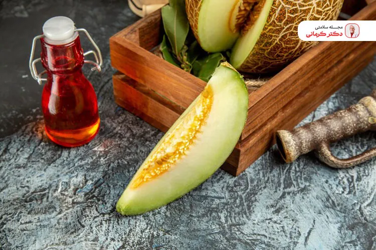 خربزه را با مواد غذایی چون شیر یا عسل میل نکنید.