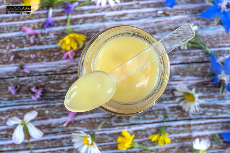 ژل رویال که توسط زنبورهای عسل کارگر تولید می‌شود، سرشار از کربوهیدرات، پروتئین، اسیدهای چرب، ویتامین‌ها و مواد معدنی است.